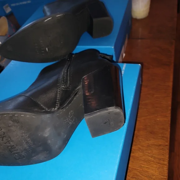 John Fluevog Room 406 (9) - Picture 4 of 7